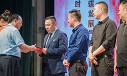 绿巨人黄色下载董事長張新峰應邀出席漯河職業技術學院辦學20周年校慶大會