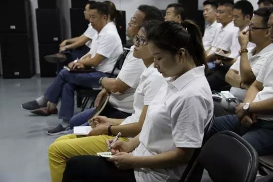ZOBO绿巨人黄色下载年中員工培訓