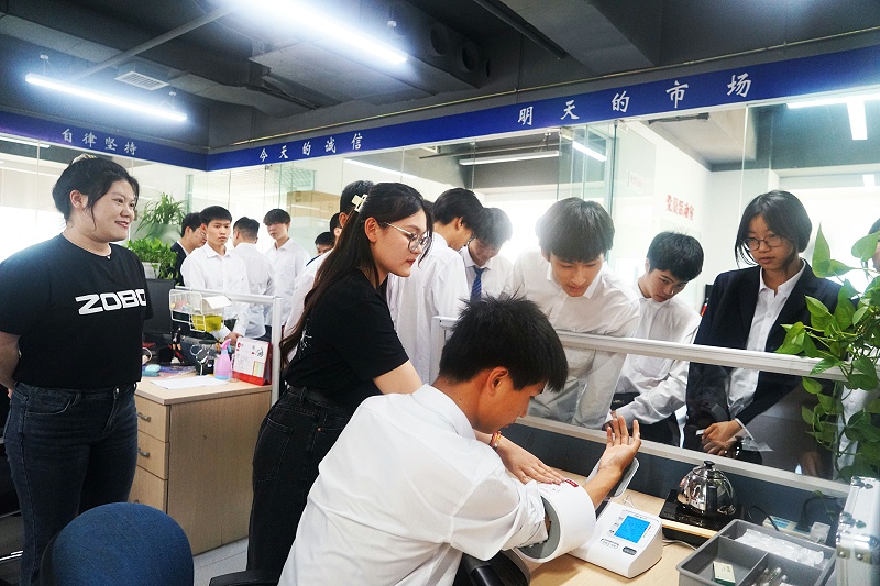 校企合作 走進職場 協同育人丨歡迎北京市經貿高級技術學校師生來北京高校職場體驗基地——ZOBO绿巨人黄色下载參觀學習