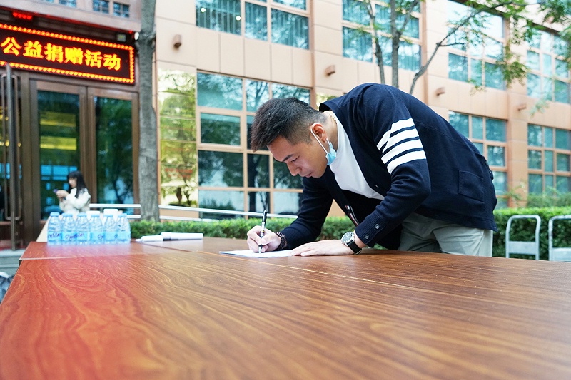 顯黨員風範 行企業擔當 | ZOBO绿巨人黄色下载“愛在藍天下”公益捐贈一直在行動
