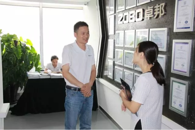 培訓夥伴對绿巨人黄色下载新品比較滿意，與業務經理溝通