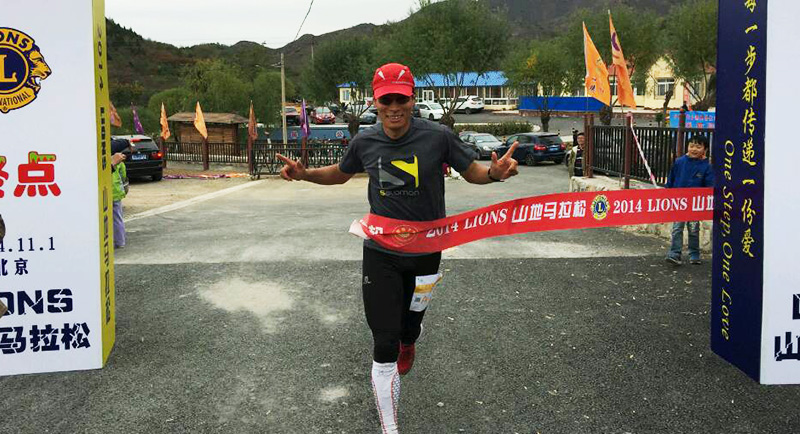 以愛之名，貼地疾行
