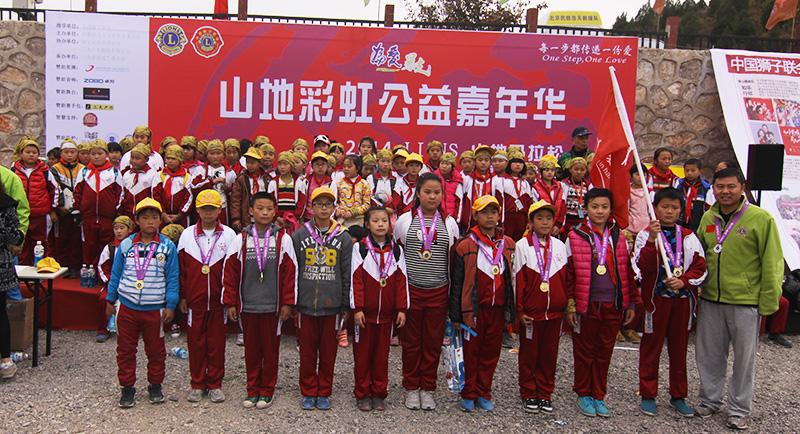 以愛之名，貼地疾行