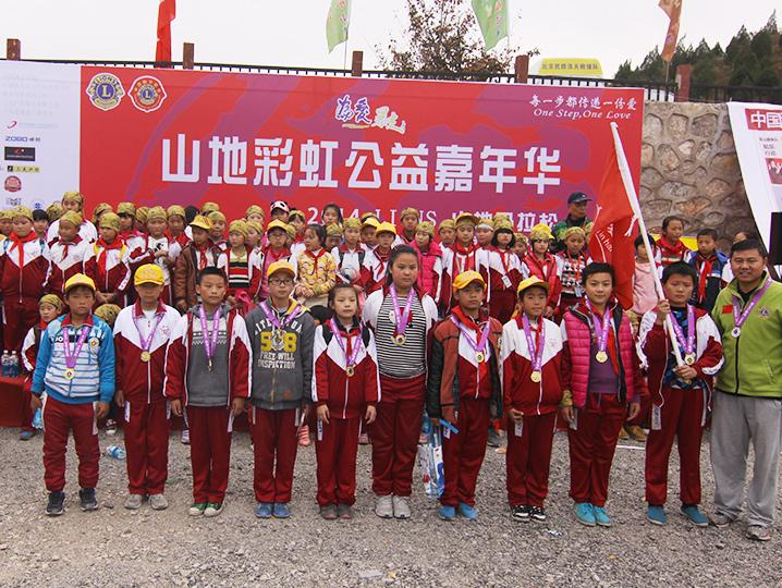 以愛之名，貼地疾行